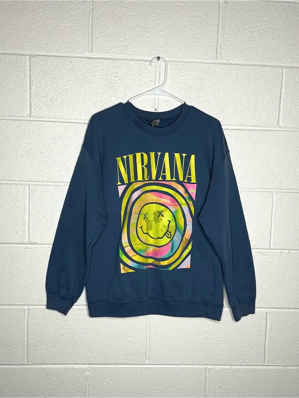 < Nirvana Smiley Face Band Logo Crew Neck Sweatshirt Size Large >